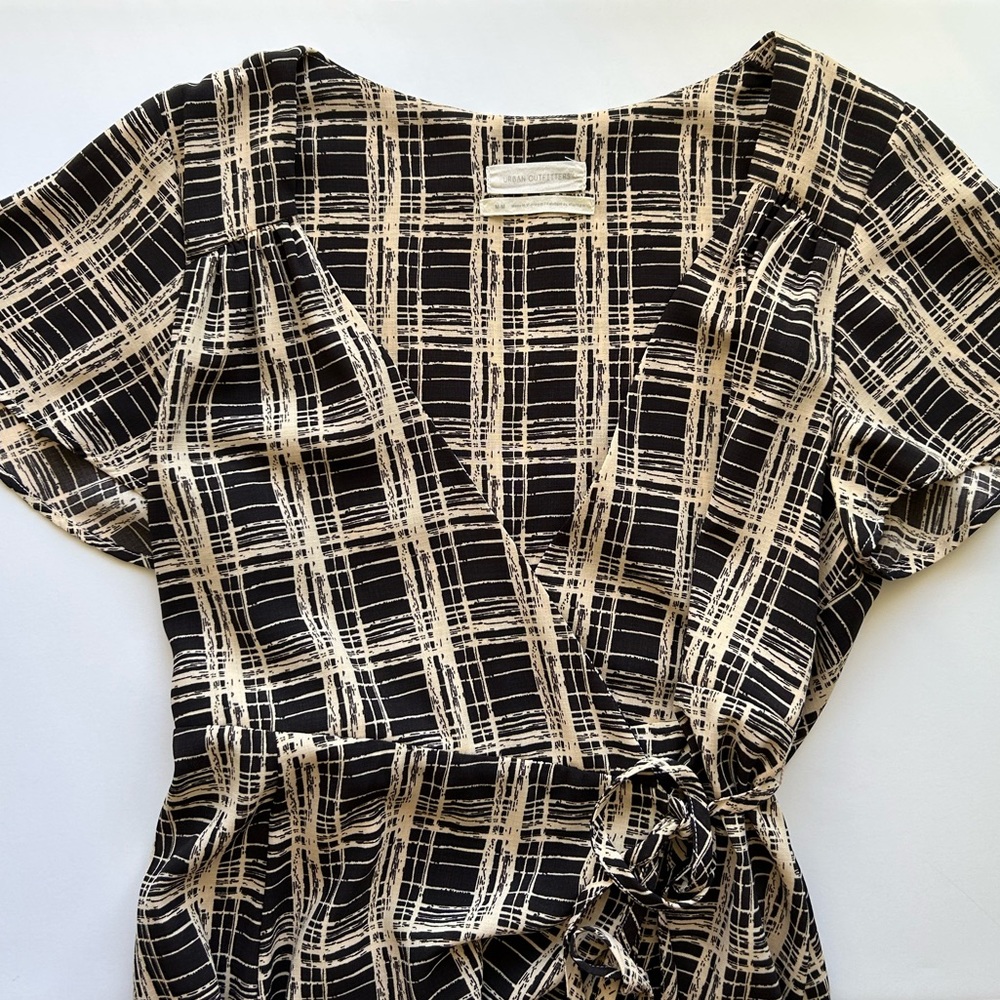 ✿ URBAN OUTFITTERS: WRAP DRESS ✿